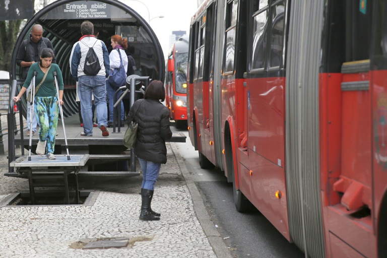 Sugerido uso de elevador dos ônibus por carrinhos de bebê