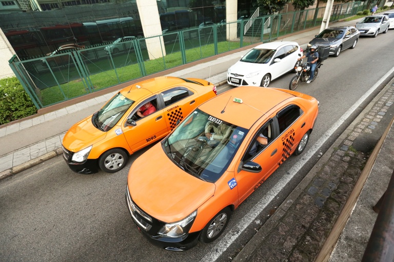 Taxistas e concessionários de transporte escolar podem ter outorgas perdoadas pela Câmara de Curitiba