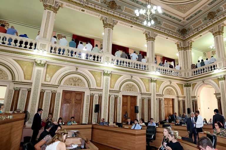 Taxistas lotam galerias e cidadãos pró-Uber acompanham a sessão