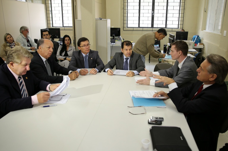 Técnicos da prefeitura discutem filas na Saúde com vereadores