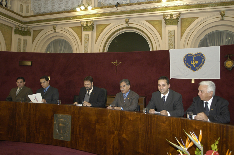 Trabalho de Paiva Netto homenageado na Câmara de Curitiba 