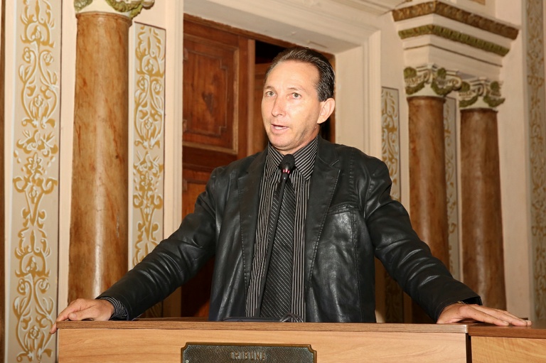 "Travarei uma luta contra o câncer", anuncia Dirceu Moreira