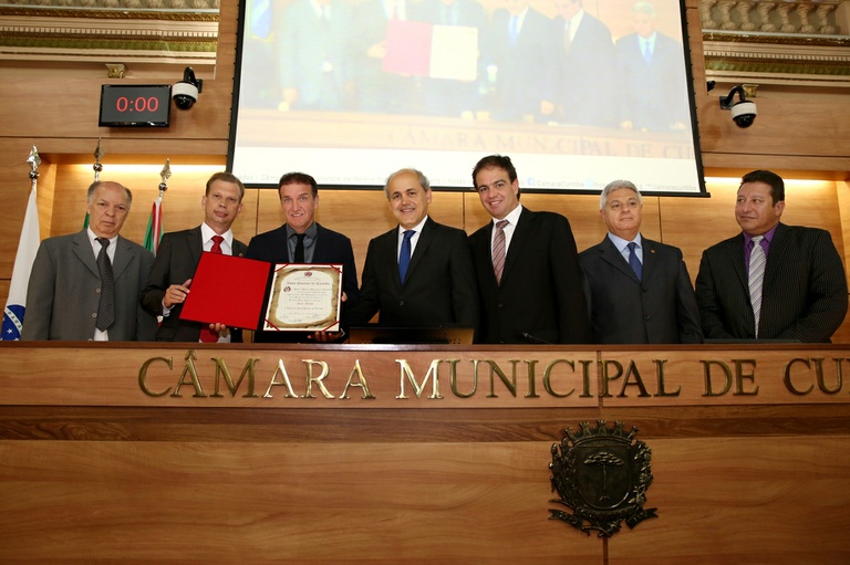 Treinador Cuca recebe título de Vulto Emérito de Curitiba