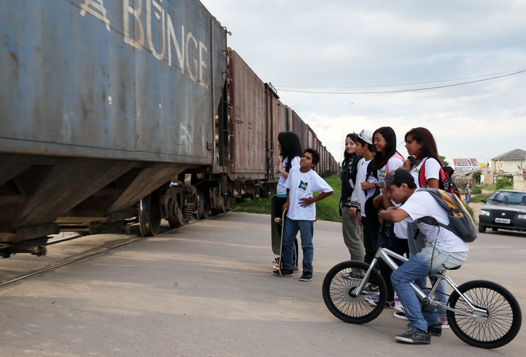 Trem atrapalha travessia de estudantes no Uberaba, alerta vereador 