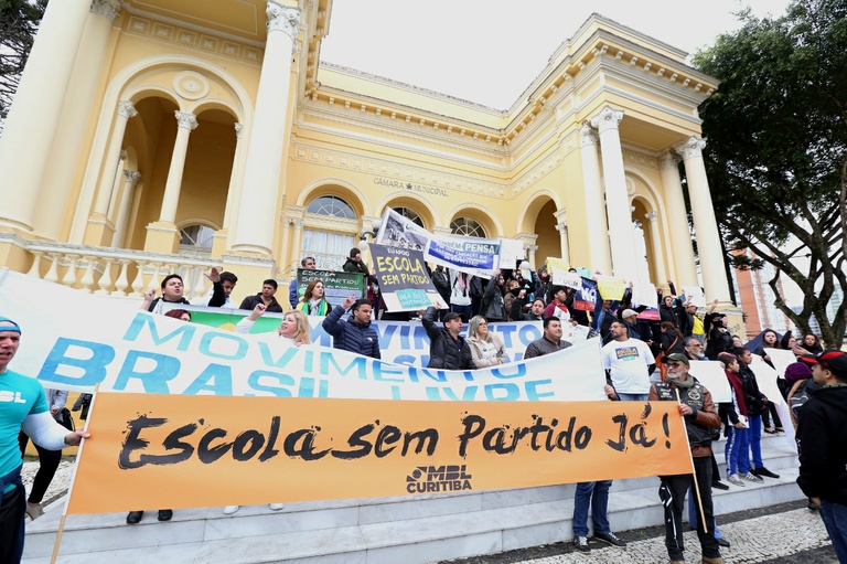 Tribuna Livre defende programa Escola Sem Partido 