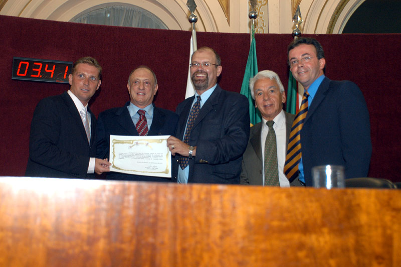 Tribuna livre discute fechamento de bares 