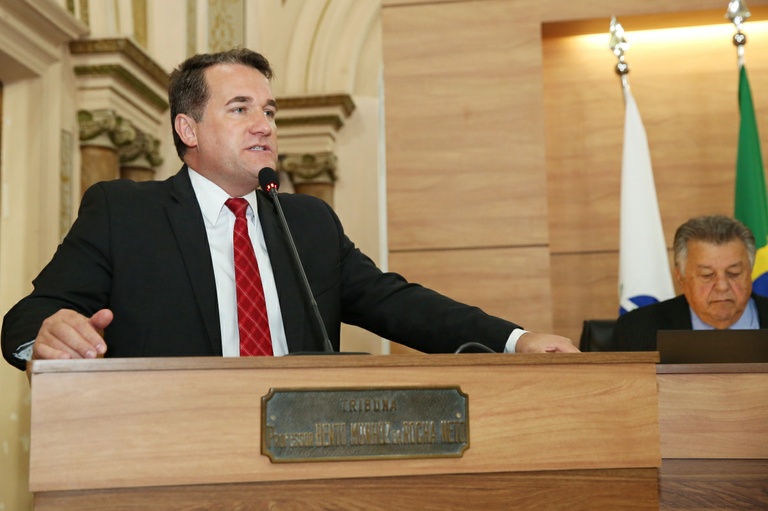 Tribuna Livre homenageia 40 anos de rede paranaense de supermercados