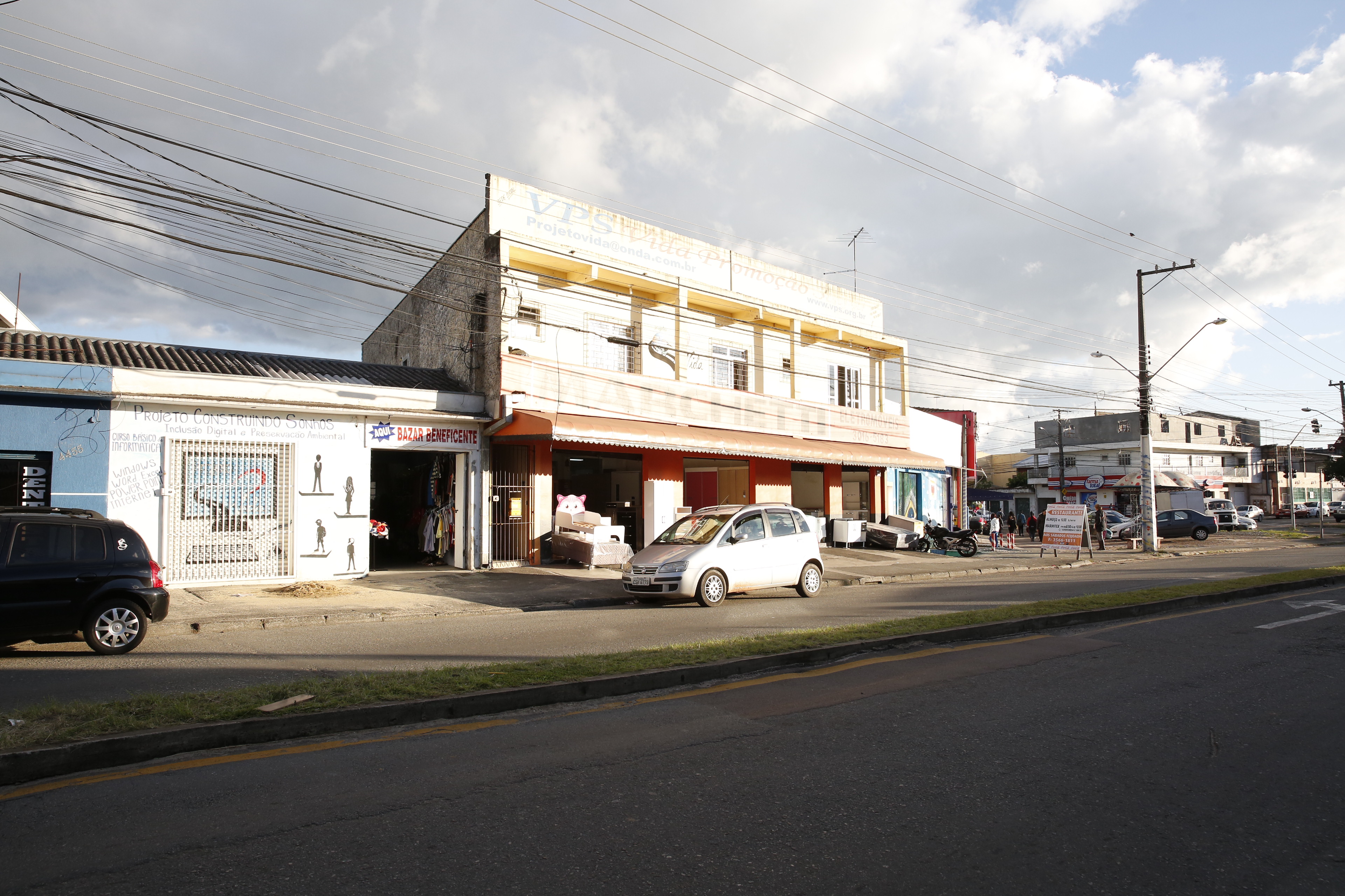 Urbanismo avalia liberar uso de recuo como estacionamento