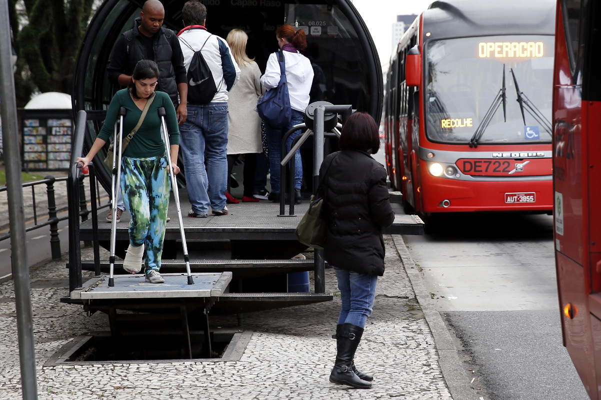 Urbs diz que 41 das 342 estações-tubo não têm acessibilidade