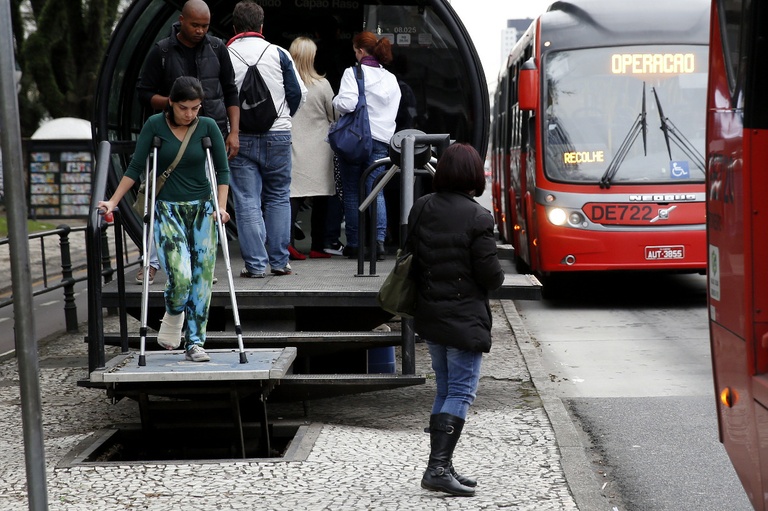 Urbs diz que 41 das 342 estações-tubo não têm acessibilidade