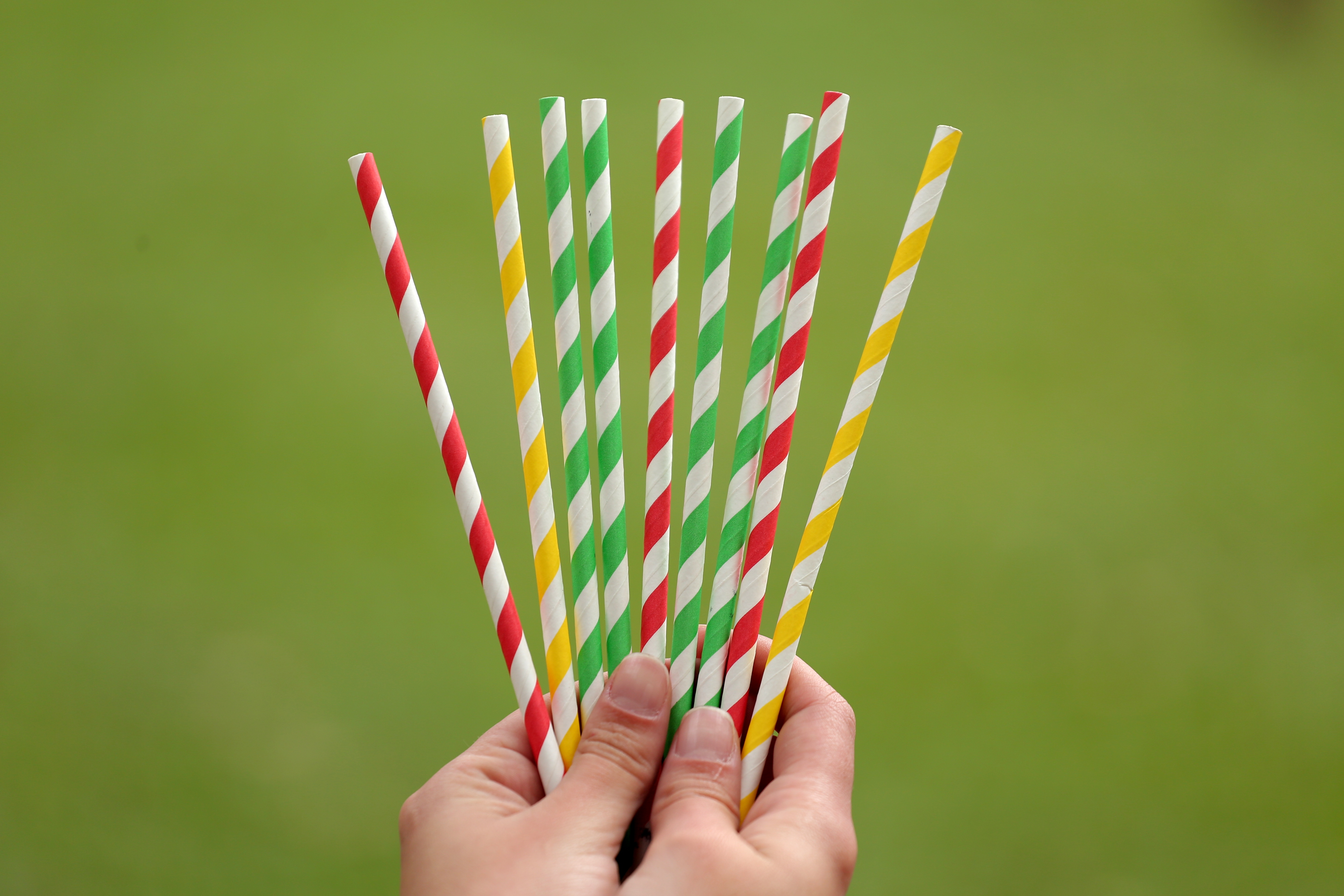 Uso de canudo de papel ou reutilizável pode ser condecorado