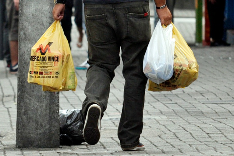 Uso de sacolas plásticas no comércio pode ser proibido