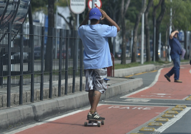 Uso do skate como transporte, em Curitiba, motiva audiência pública 