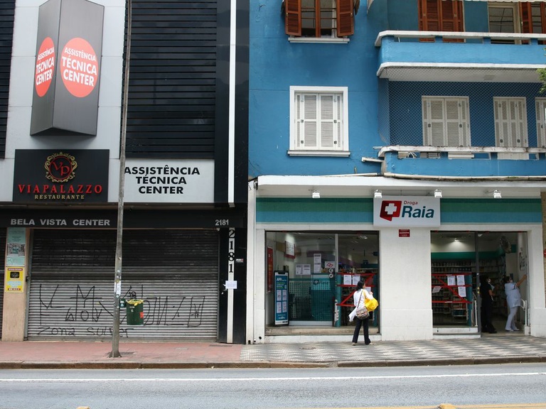 Vagas de carros em farmácias seriam rotativas, indica substitutivo