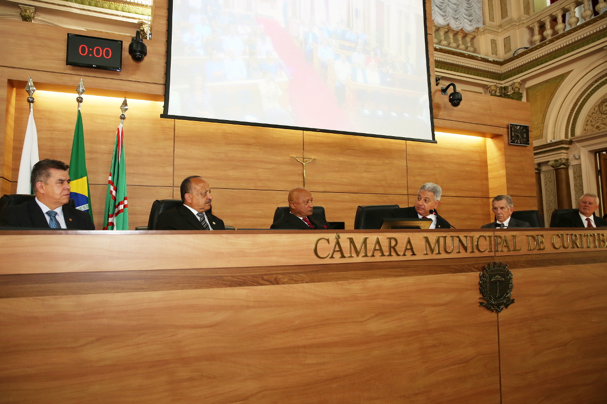  Valdir Silveira recebe cidadania honorária na Câmara Municipal