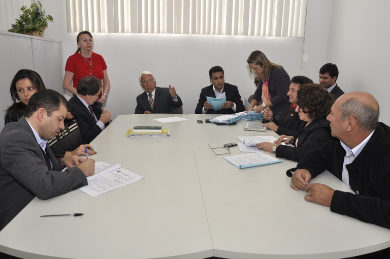 Veículos abandonados devem ser removidos de vias públicas 