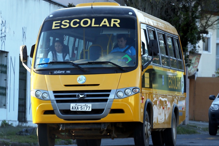 Veículos do transporte escolar poderão transitar com meia-luz