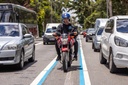 Verde ou azul? Câmara tem duas propostas para faixa de motociclistas em Curitiba