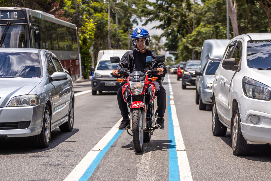 Verde ou azul? Câmara tem duas propostas para faixa de motociclistas em Curitiba