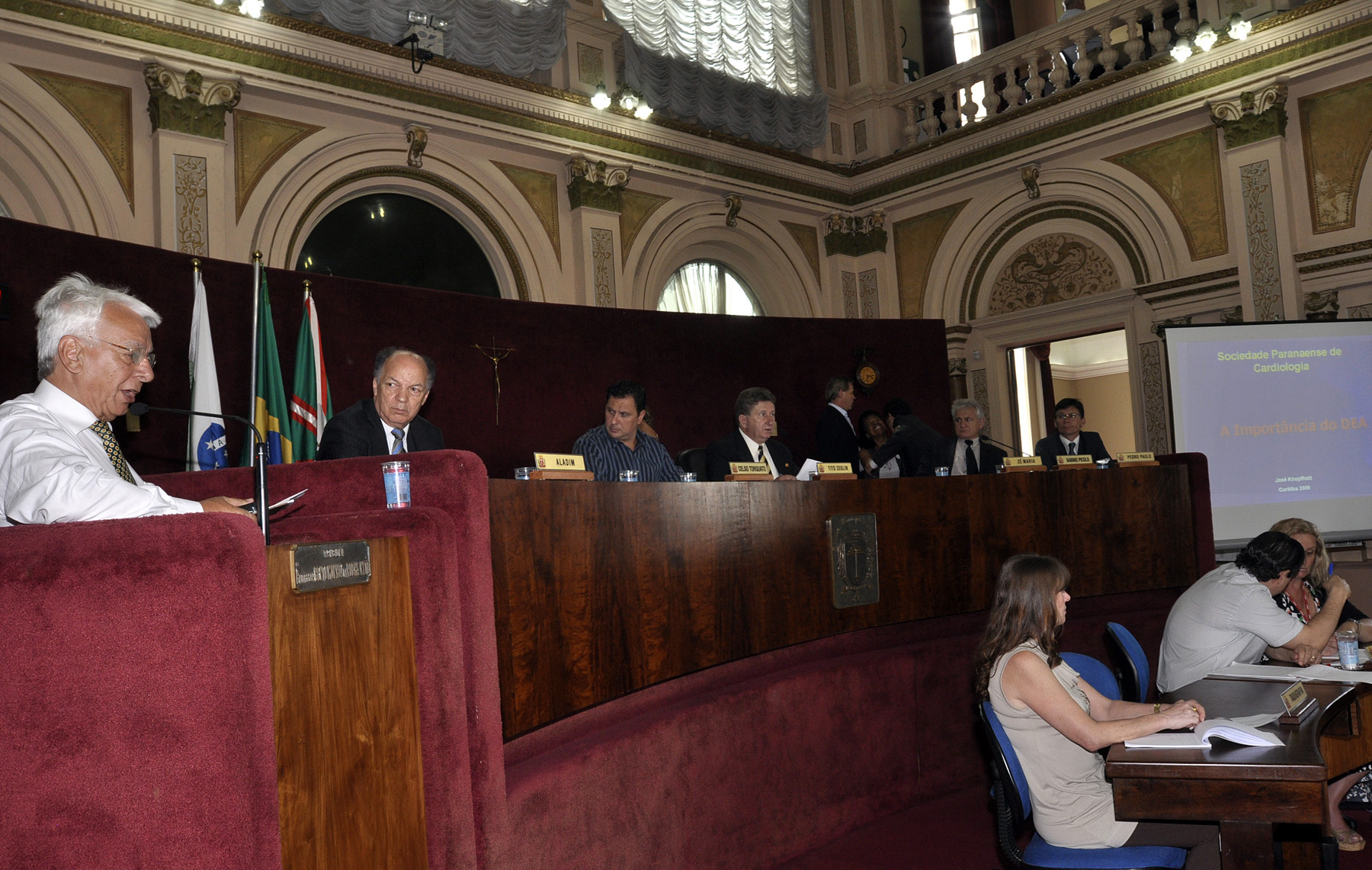 Vereador cobra colocação de desfibrilador em locais públicos 