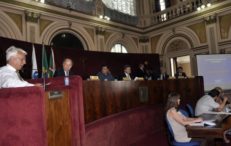 Vereador cobra colocação de desfibrilador em locais públicos 