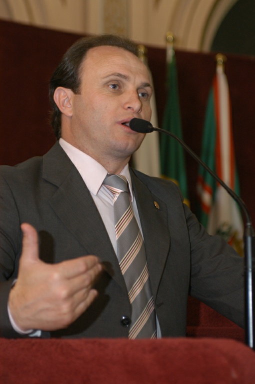 Vereador faz críticas a deputados 