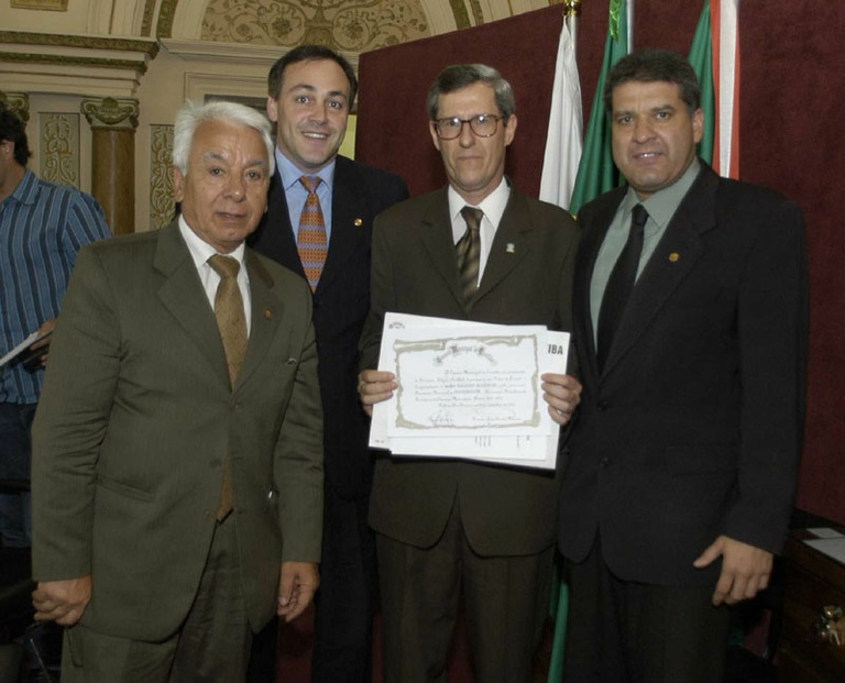 Vereador homenageia diretor da Câmara 