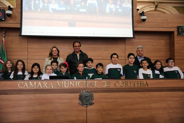 Vereador mirim propõe multa para quem abandonar animais nas ruas