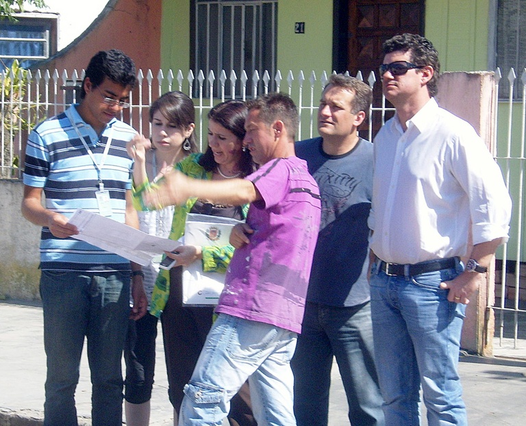Vereador ouve pedidos da comunidade na Vila Ipiranga 