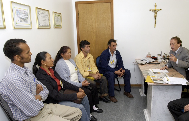 Vereador ouve reivindicações de moradores de área ocupada 