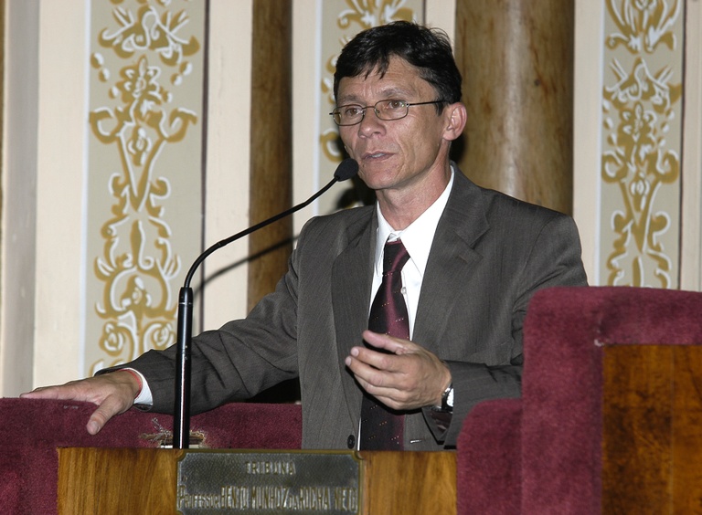 Vereador pede prioridade às crianças e adolescentes 