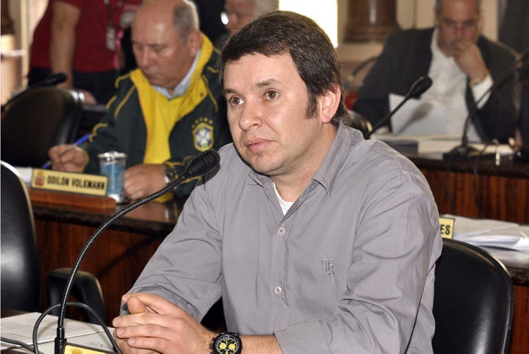 Vereador pede sinalização para segurança no trânsito 