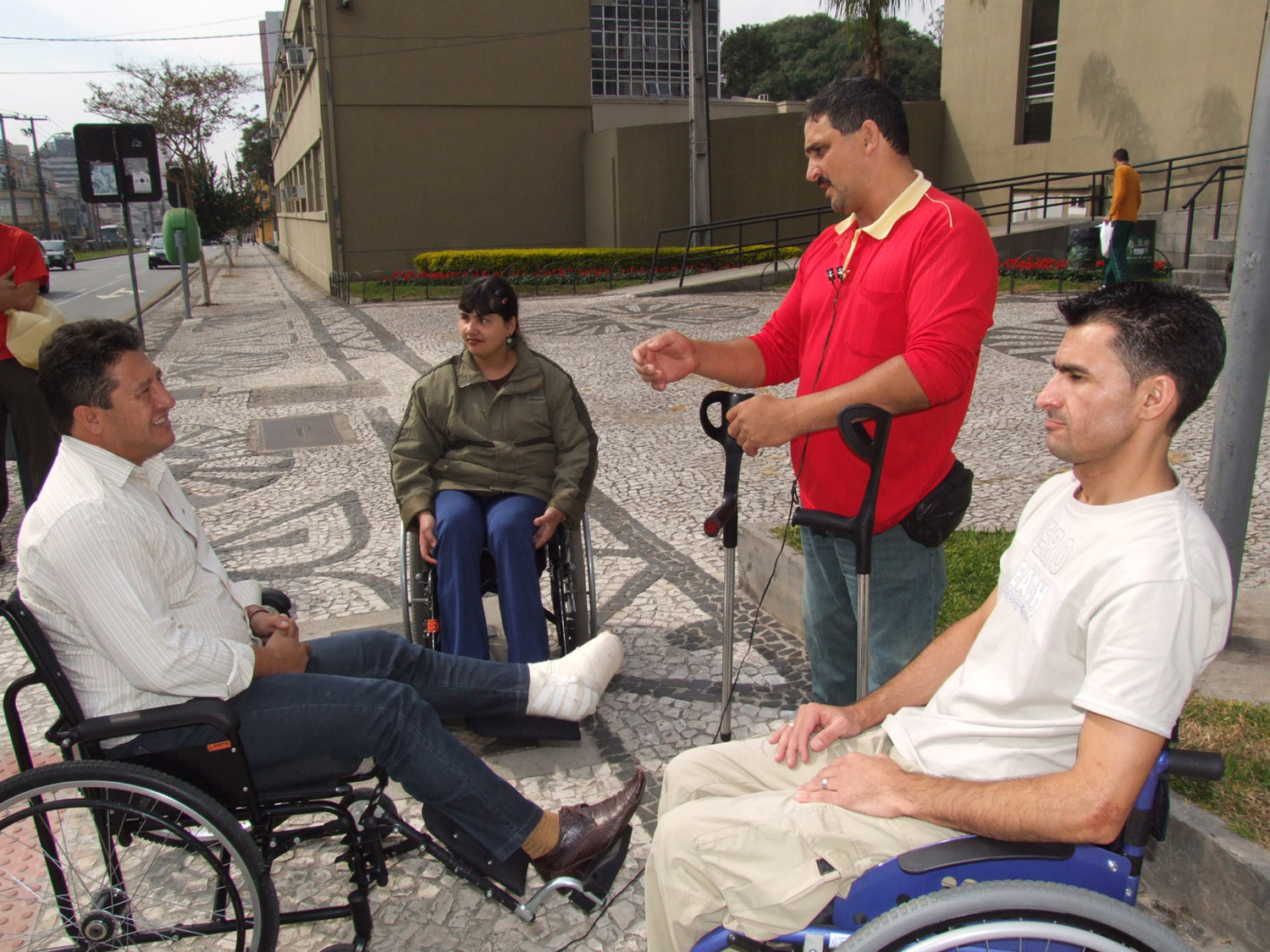 Vereador percorre calçadas para verificar acessibilidade 