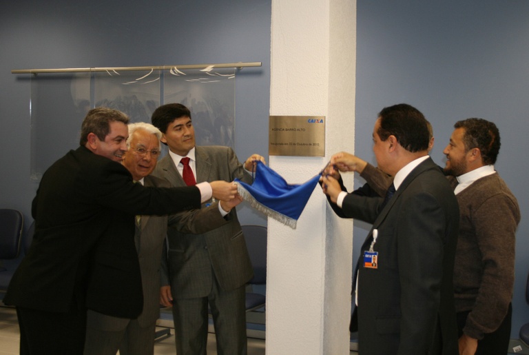 Vereador prestigia inauguração de agência 