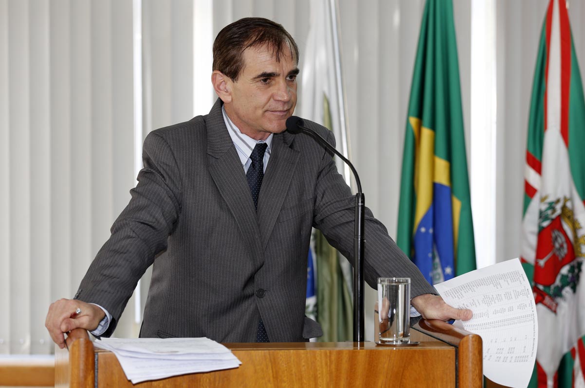 Vereador propõe "proteção lateral" nos pontos de ônibus 