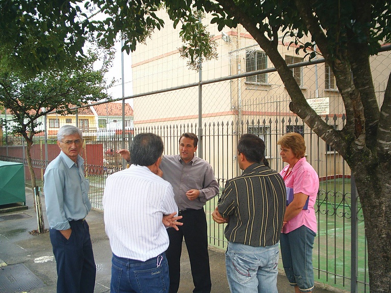 Vereador recebe e atende reclamação de moradora 