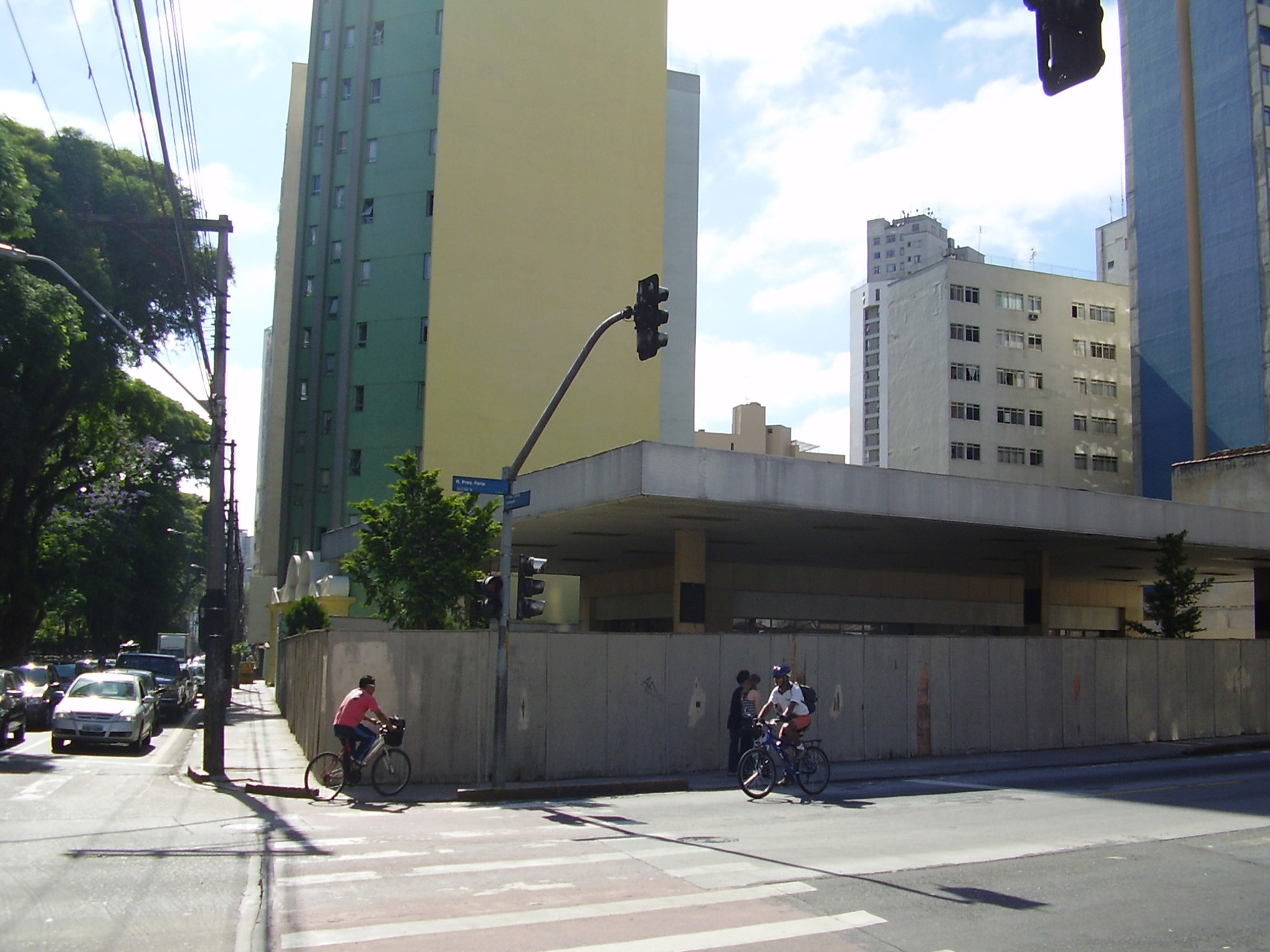 Vereador verifica perigo em postos  