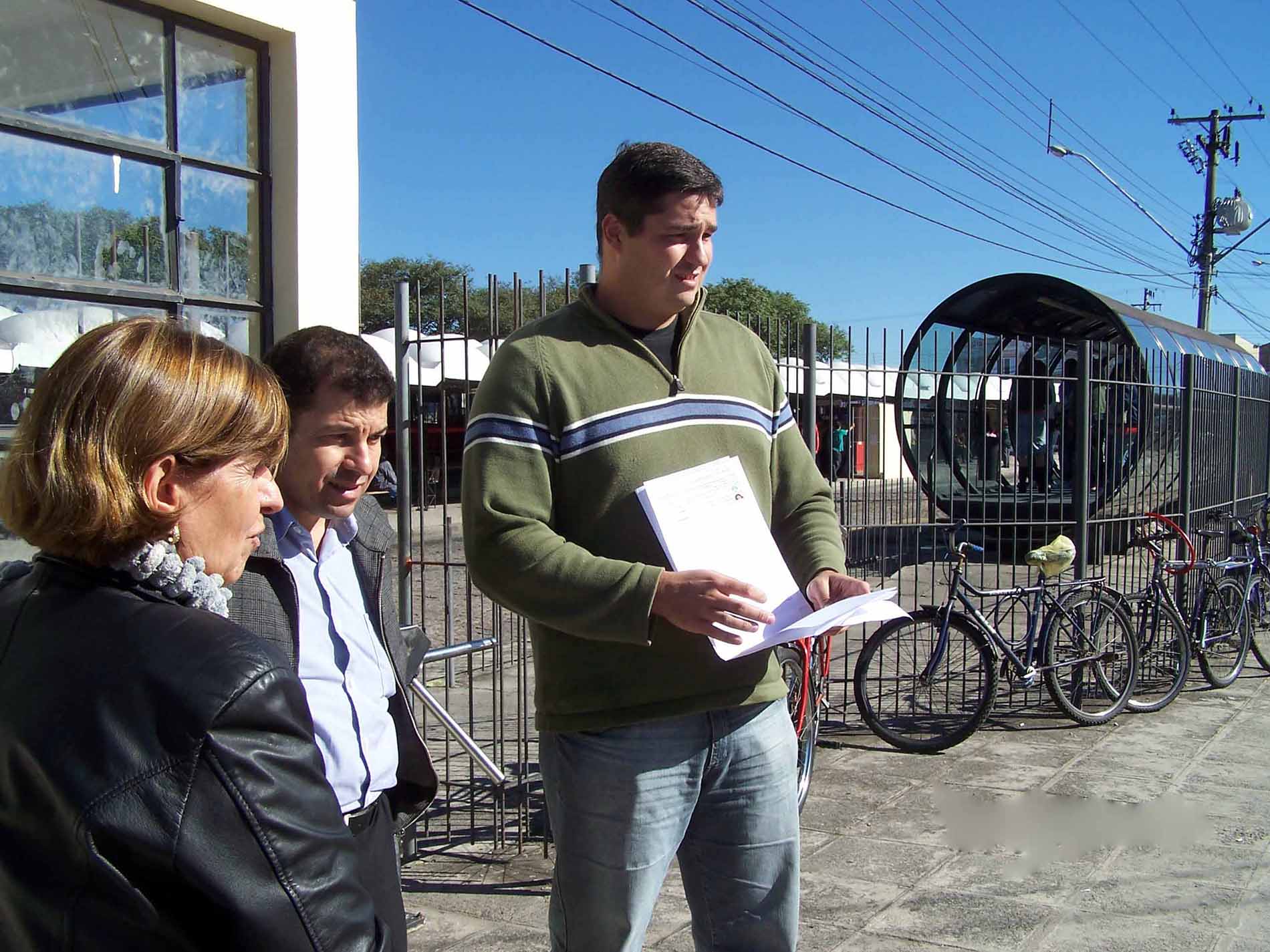 Vereador vistoria melhorias no entorno de terminal 