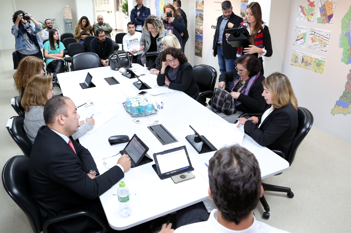 Vereadoras pedem vista a projeto que revisa licença-prêmio