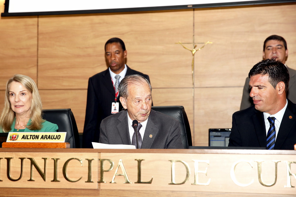 Vereadores "aceleram" sessão para conversar com grevistas