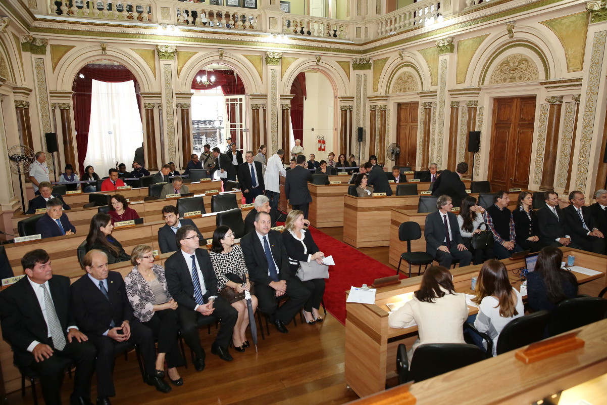 Vereadores aprovam contas de Beto Richa em primeiro turno
