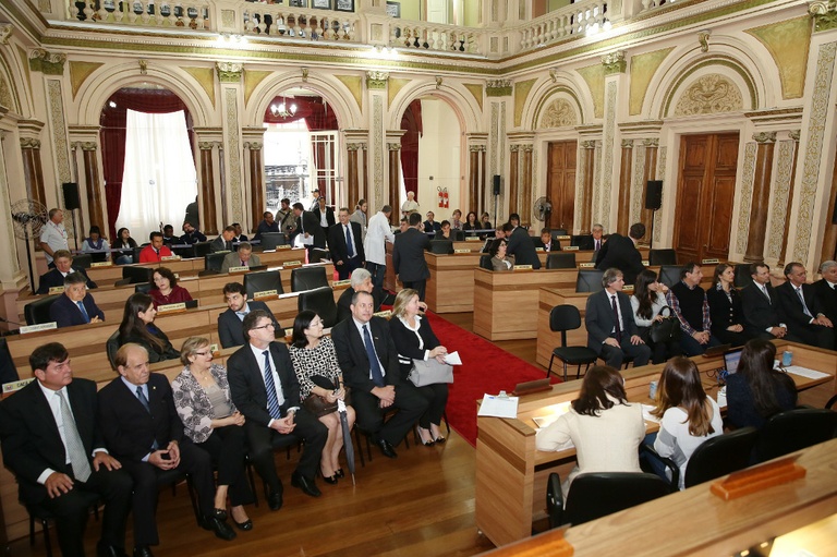 Vereadores aprovam contas de Beto Richa em primeiro turno