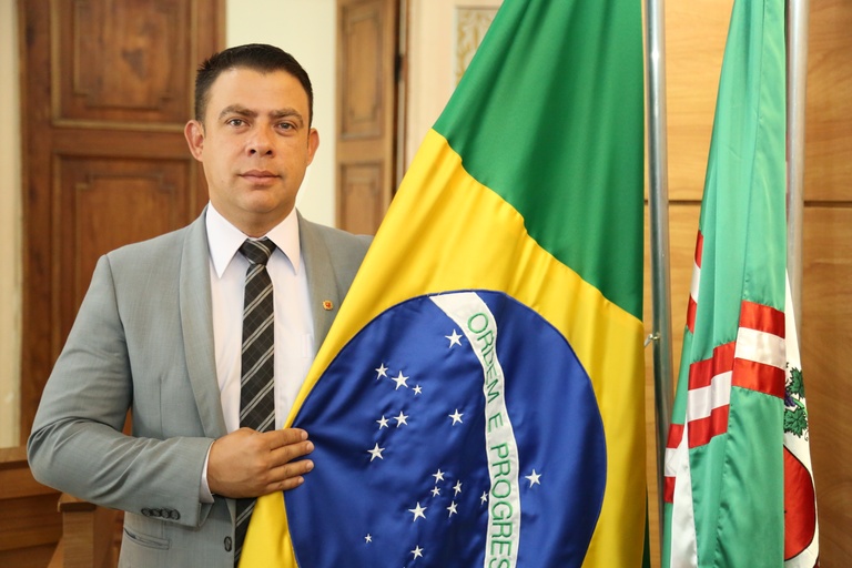 Vereadores aprovam execução semanal do hino e Curitiba nas escolas