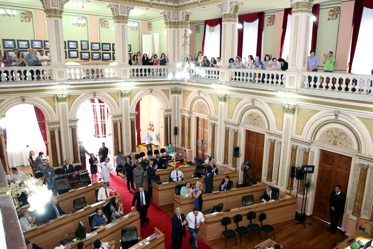 Vereadores aprovam incorporação de gratificação a 228 servidores