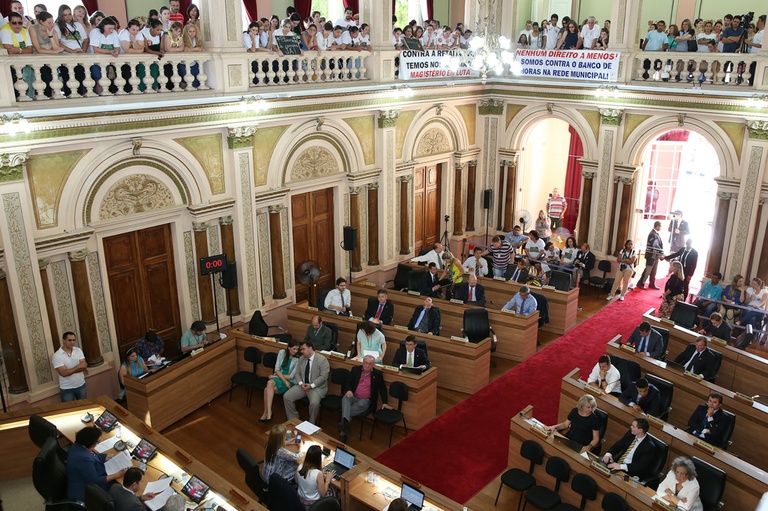 Vereadores aprovam novo plano de carreira para o magistério