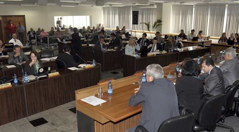 Vereadores cobram cumprimento da lei que proíbe a dupla função 