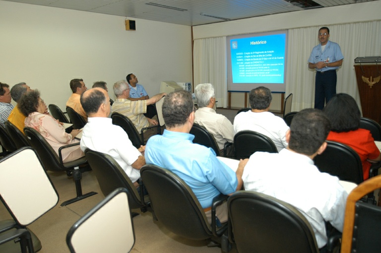 Vereadores conhecem a base aérea do Bacacheri 