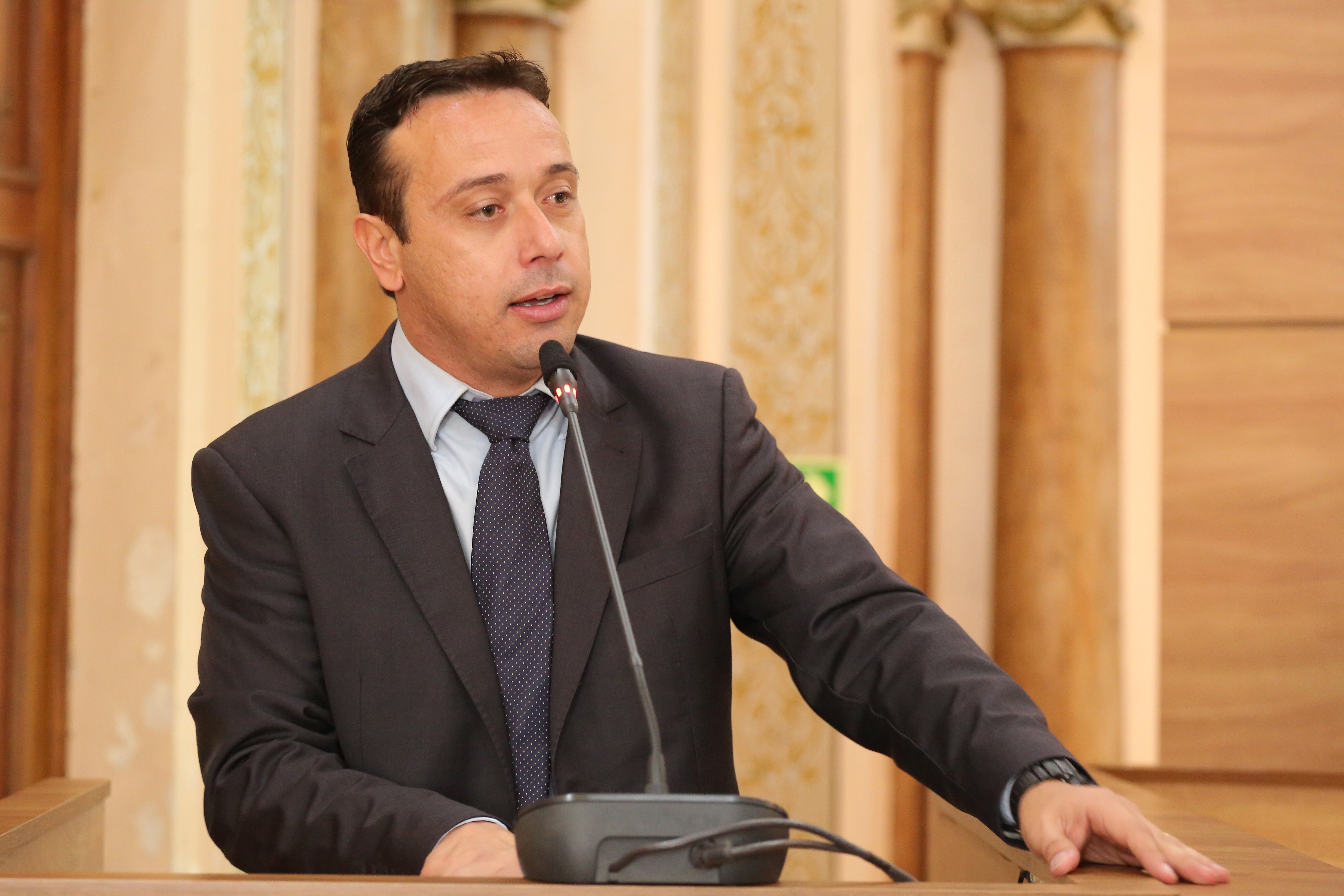 Vereadores criticam atendimento da Setran; líder responde