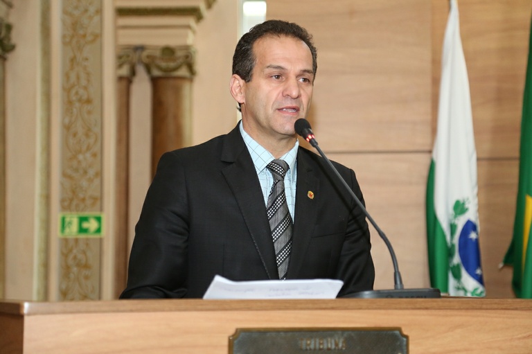 Vereadores criticam Veja por "ofensa" e TV Globo por "distorção de valores"