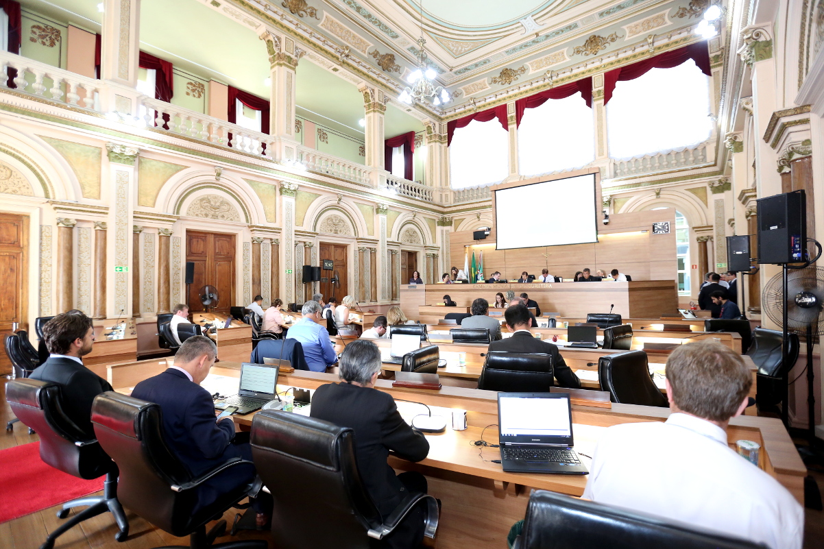 Vereadores de Curitiba aprovam empréstimo de R$ 120 mi para asfalto 